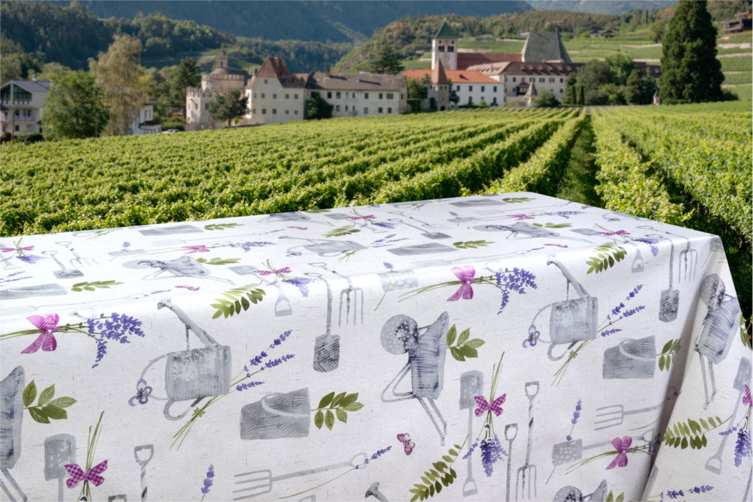 Miljöbild Garden Life Provence - Ljus vaxduk med allt som hör till trädgården