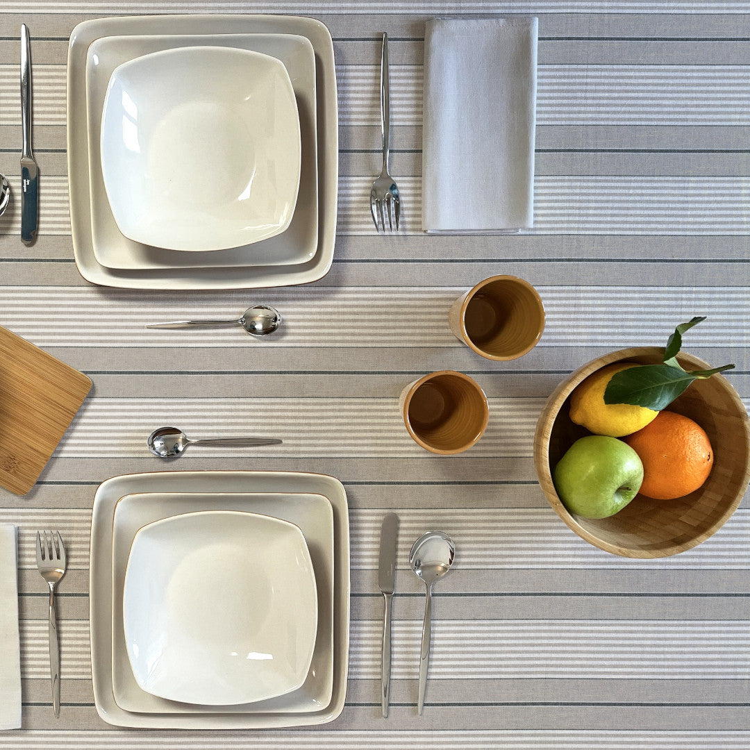 På dukat bord Grå Nordisk Olmer Rand - textilduk i rustik linnelook