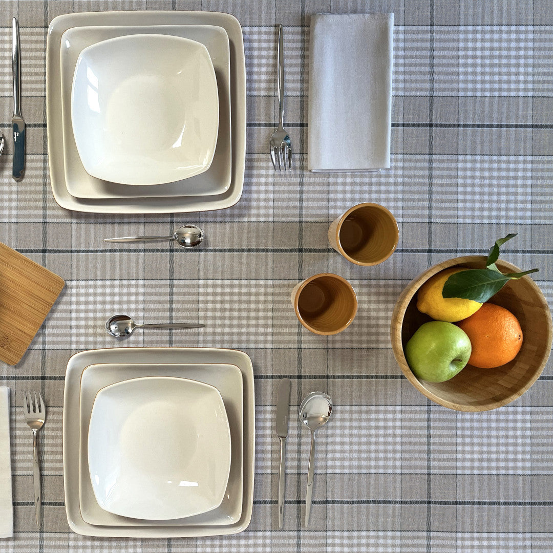 På dukatbord Grå Nordisk Olmer Tern - Textilvaxduk i rutsikt linnelook