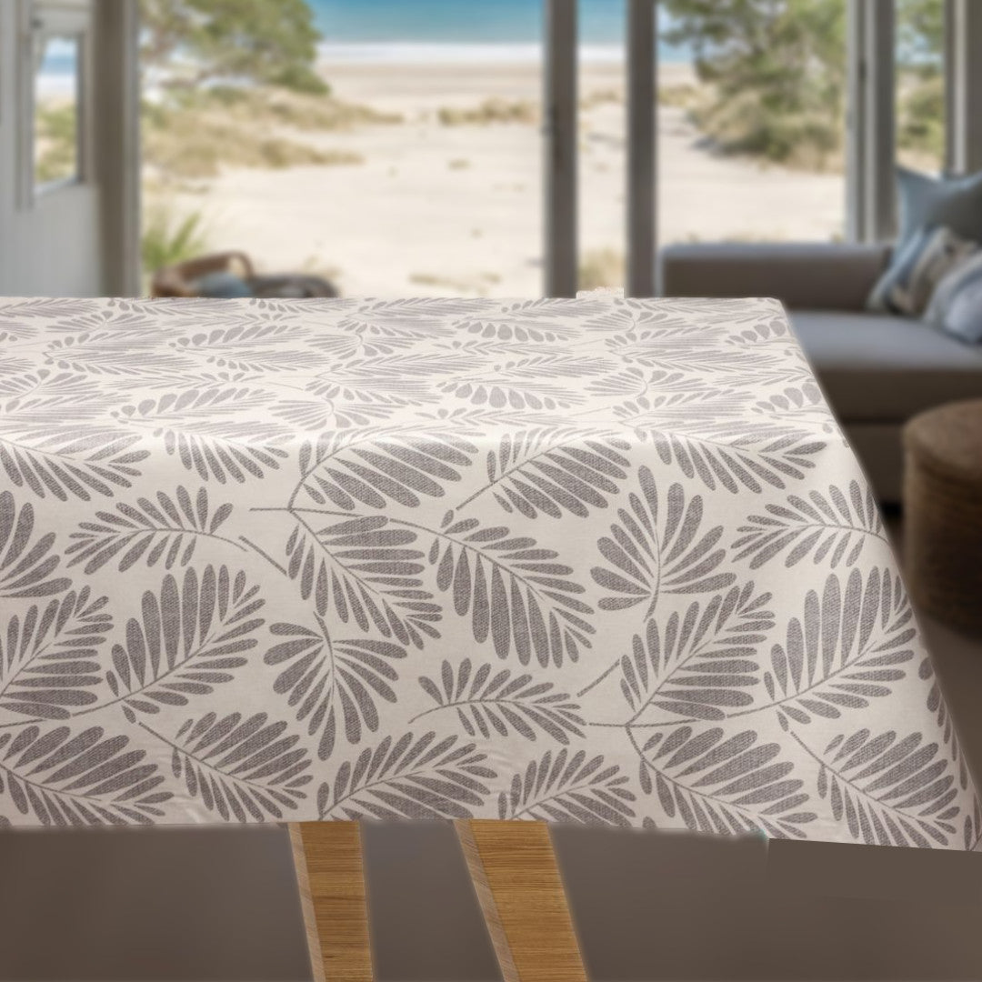 Grå Palmer - Vaxduk med palmblad på sandfärgad bas på bordet