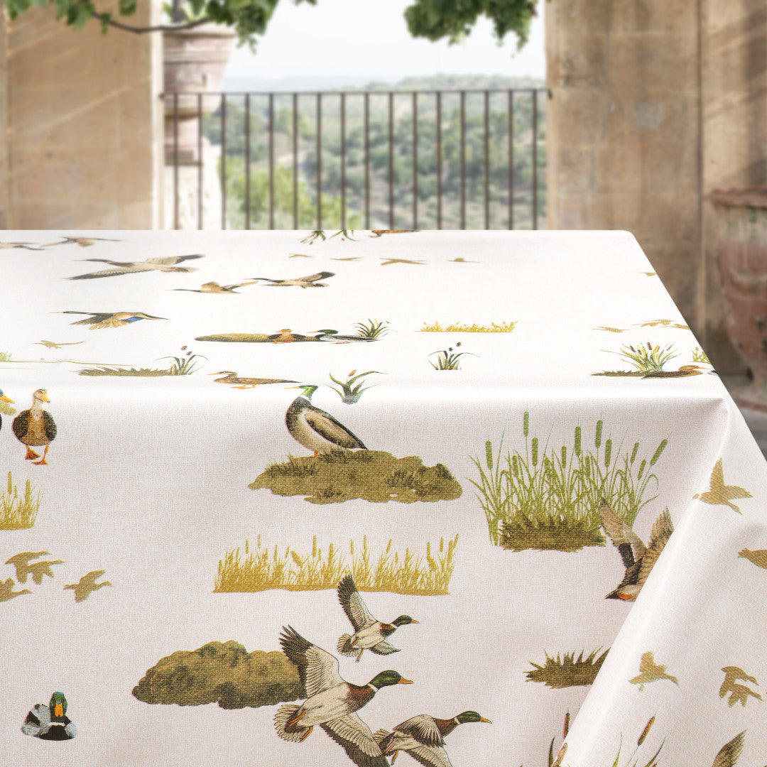 Gräsänder i kärret - Vaxduk med naturmotiv i jaktstil på bordet