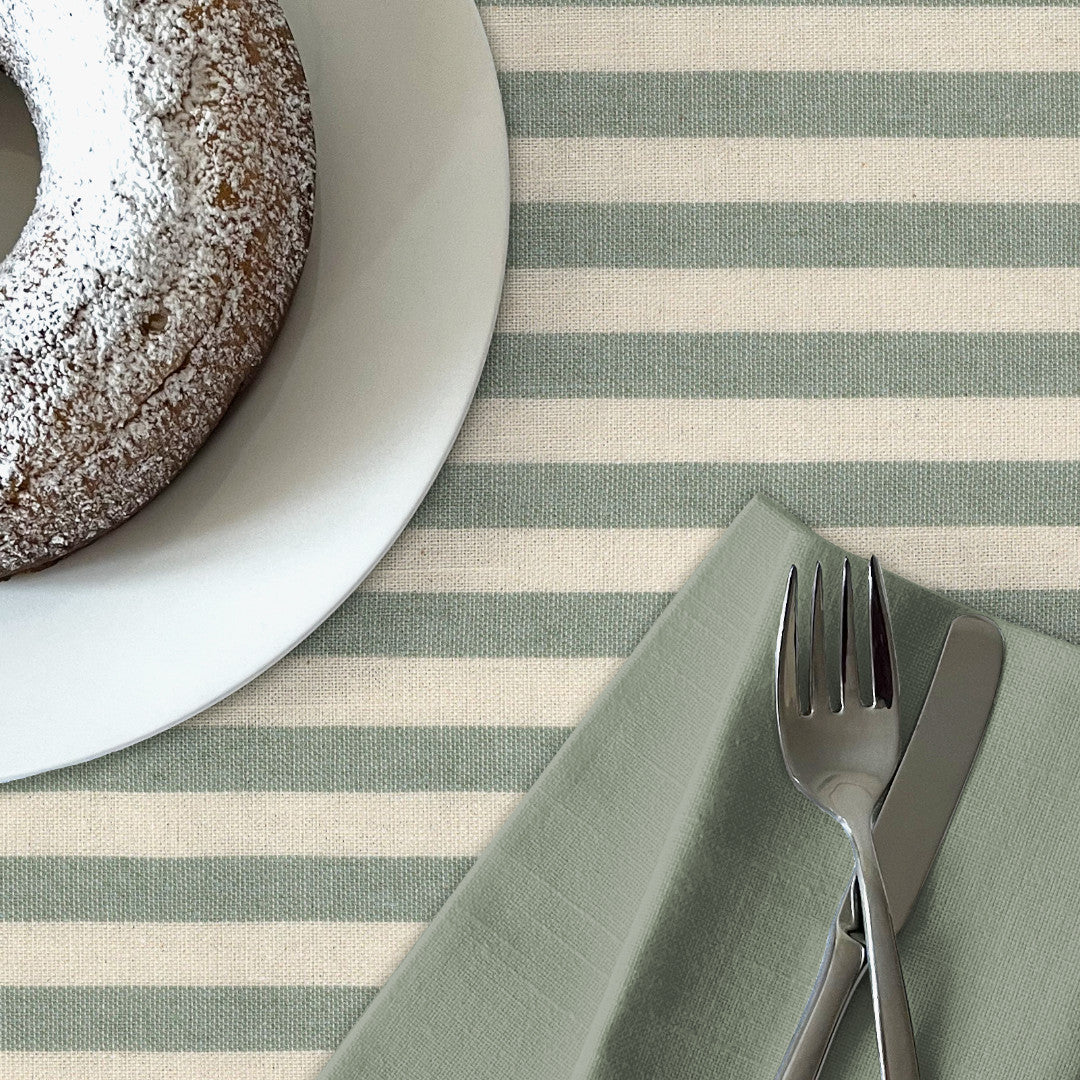 Grön Nordisk Rand - Textilvaxduk i rustik linnelook på bordet