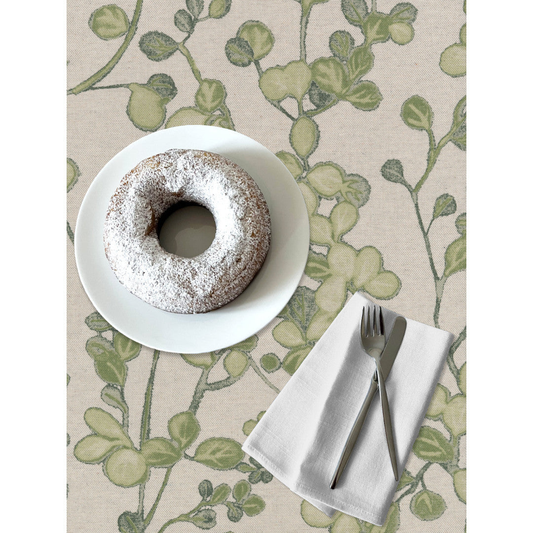 Grön Vildvin - textilduk med linnelook på dukat bord