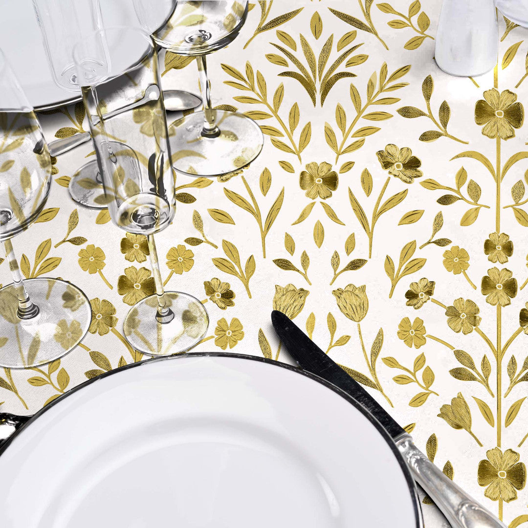 Bordet dukat med Guldflor Elegance - Vaxduk med präglade guldblommor