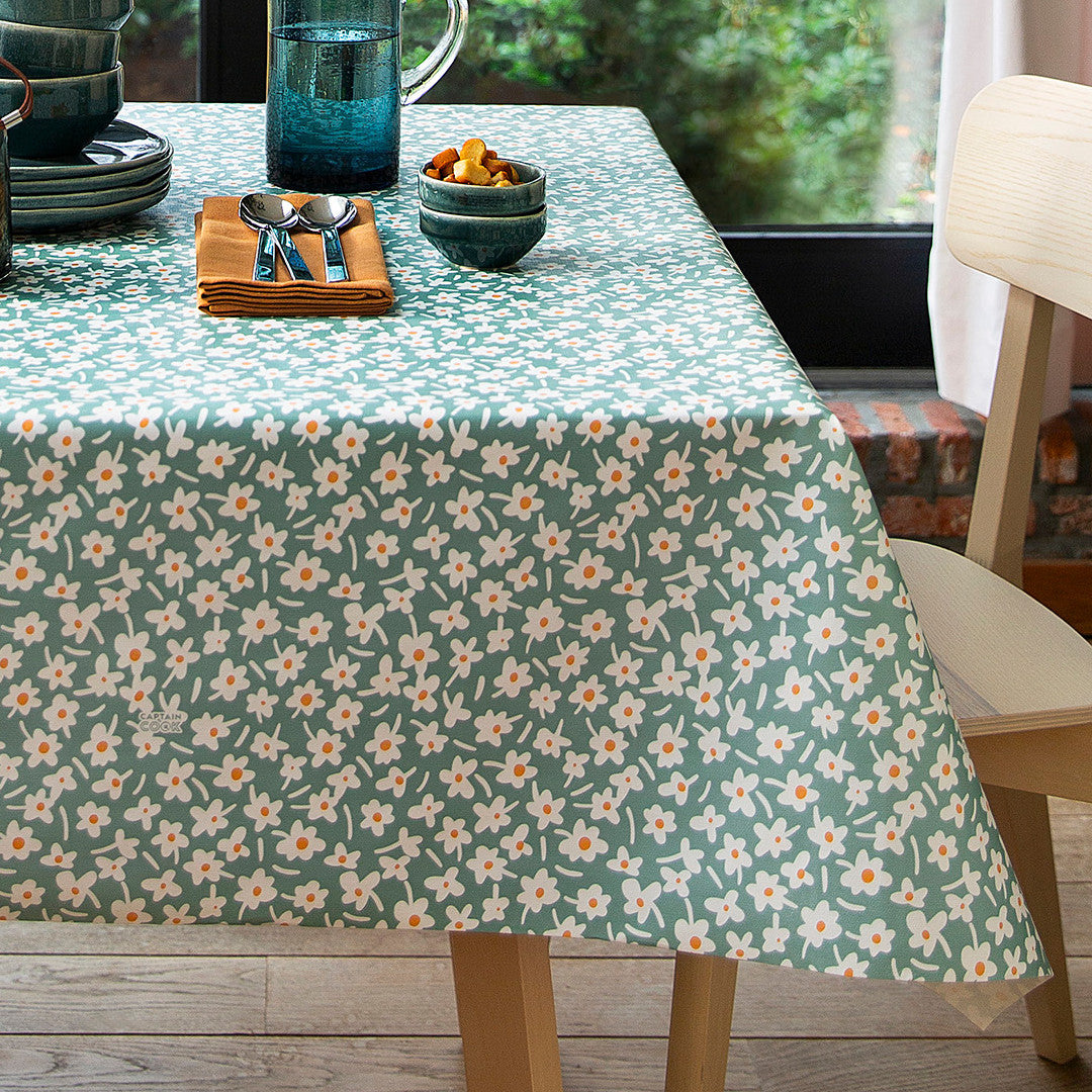 På bordet Happy Days Mintwood - 160 cm bred vaxduk med blommor