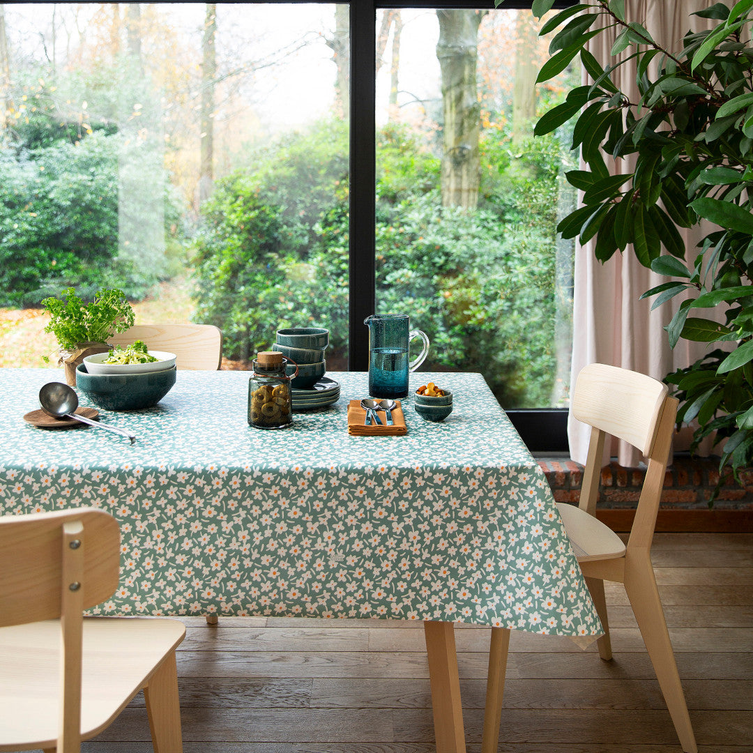 Happy Days Mintwood - 160 cm bred vaxduk med blommor närbild