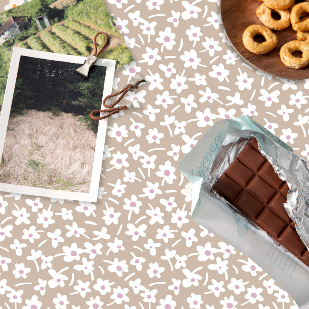 Happy Days Mocha - 160 cm bred vaxduk med blommor