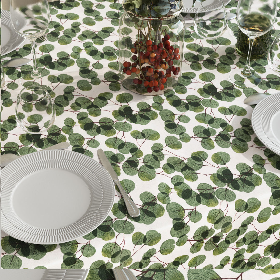 På dukat bord Hjärtblad - textilduk med vackra hjärtformade blad och halkskydd