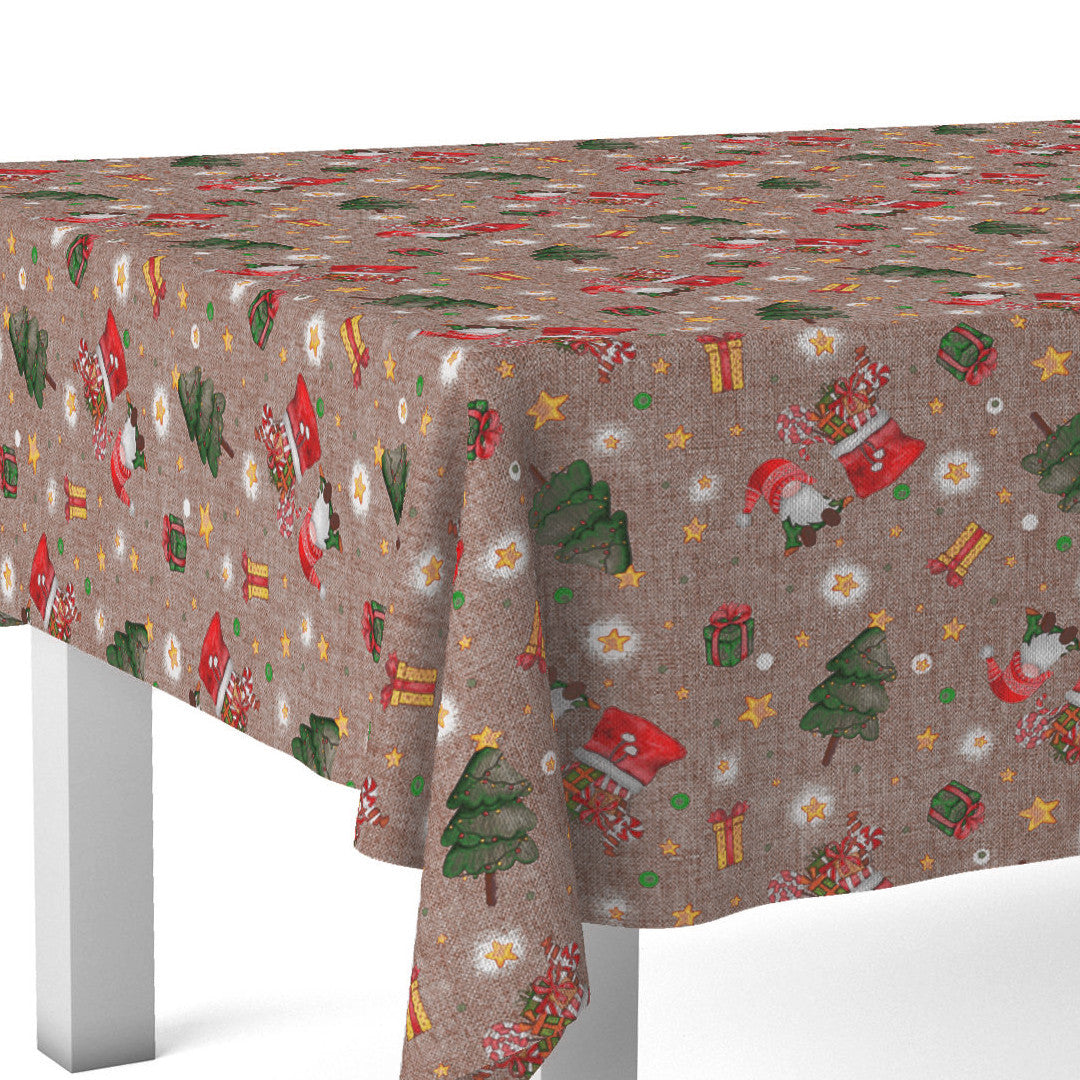 På bordet Regalos julbordsduk - textilduk i varm brun linne-look med julklappar, tomtar och julgranarHjørnebillede af Regalos - Juleakryldug med gaver, nisser og juletræer