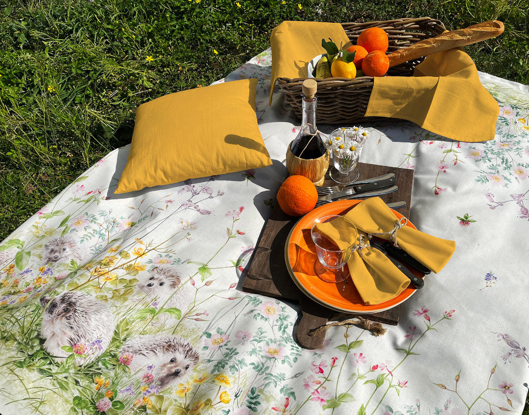 Il giardino di Henriette – Textilvaxduk med gulliga igelkottar