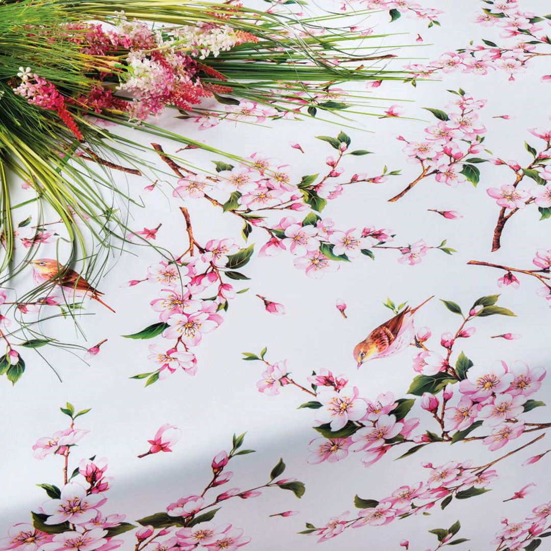 Japansk körsbärsblomma - Vit vaxduk med körsbärsblommor och fåglar närbild