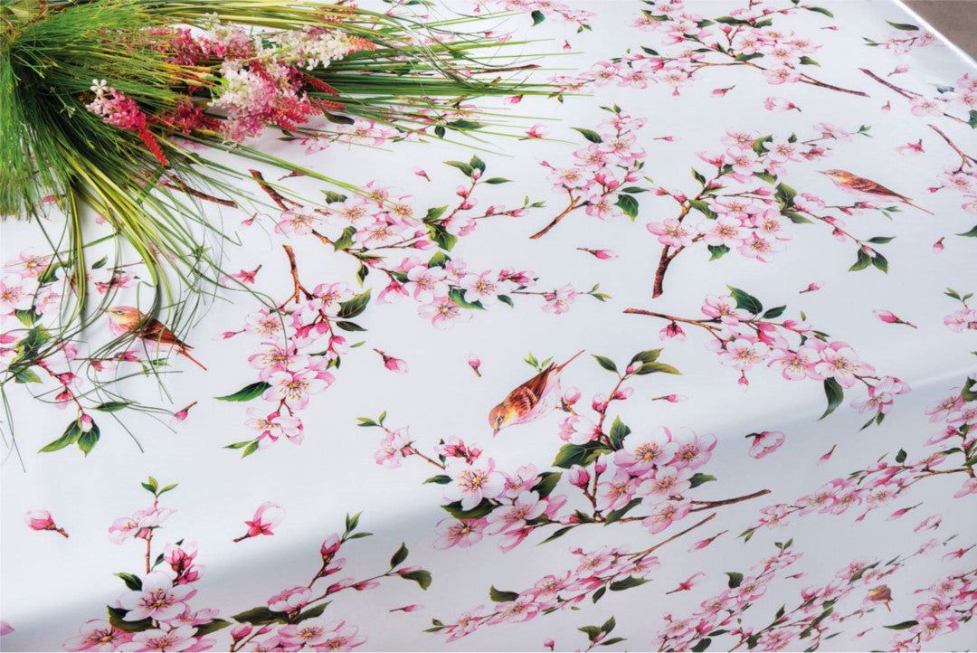 På bordet Japansk körsbärsblomma - Vit vaxduk med körsbärsblommor och fåglar