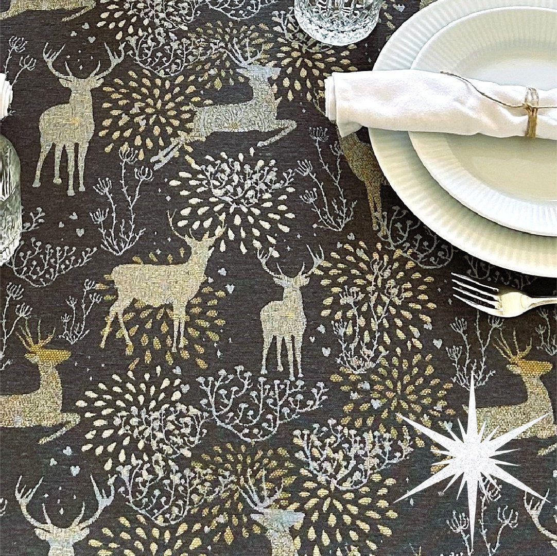 Golden Reindeers - Jul textilvaxduk med renar i grått och guld/lurex