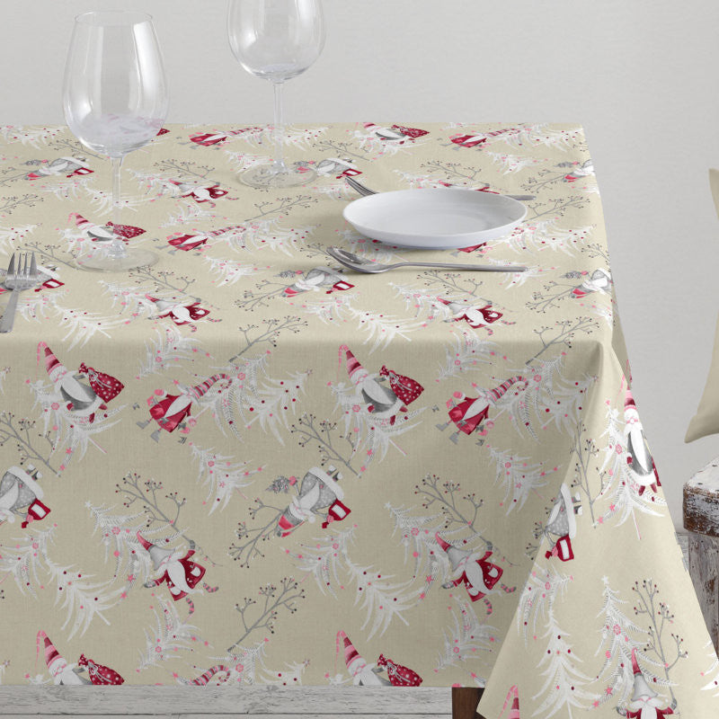Julduk – textilvaxduk med tomtar och julgranar på beige bakgrund