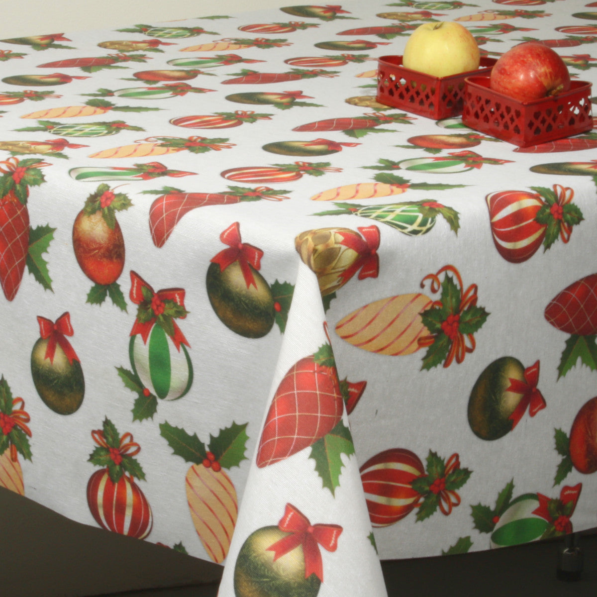 Julbordsduk - Textilvaxduk med färgglada julgranskulor