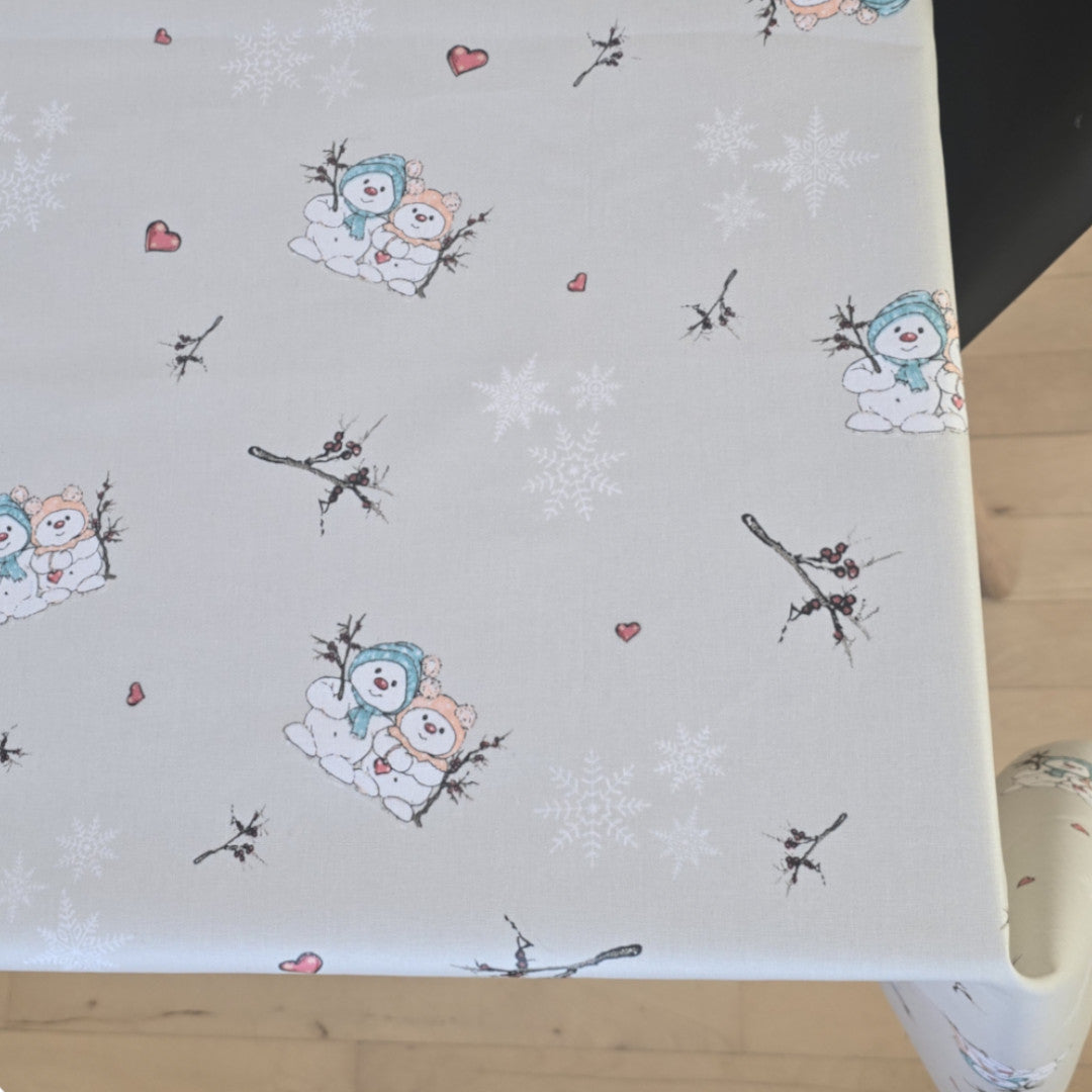 Ett dukat julbord med Klarborg Nisserik Julehygge julbordsduk. Slitstark bordsduk i textil.