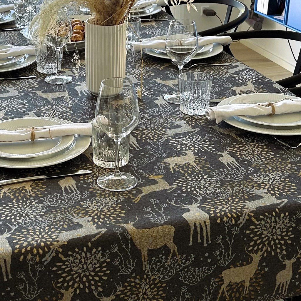 Julduk Golden Reindeers - Textilvaxduk med renar i grå/guld - m. glidskydd