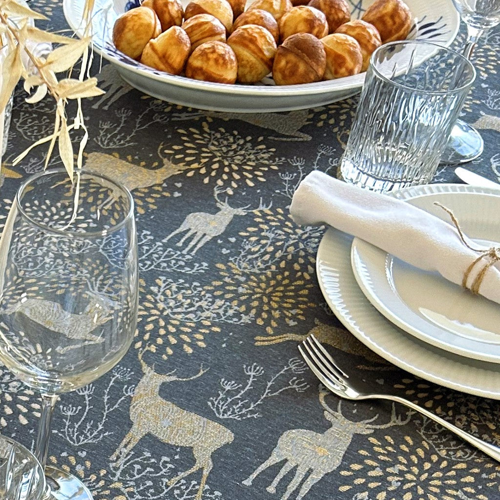 Julduk Golden Reindeers - Textilvaxduk med renar i grå/guld - m. glidskydd