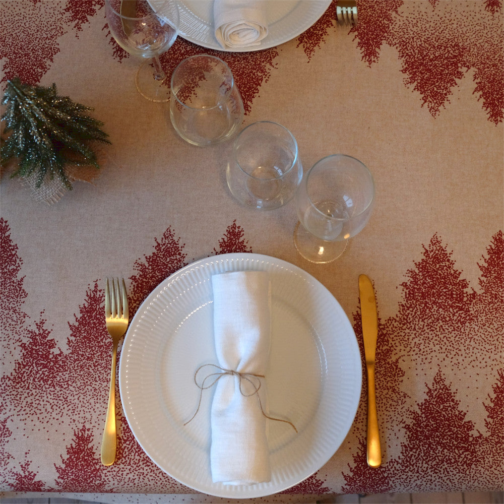 Julduk med röda granar, textilvaxduk med fin siluett av granar