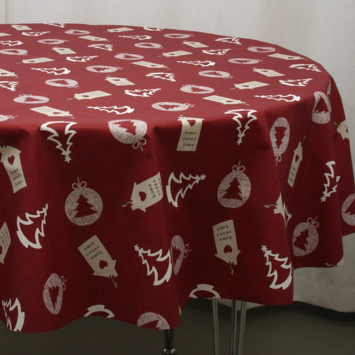 Juledug, Home Sweet Home, vinröd - Rund textildukmed julemotiv