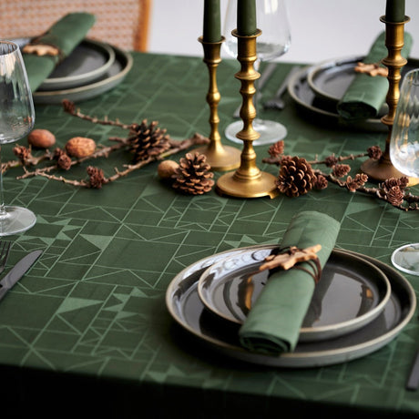 Södahl Star Damask Forest Green, damastvävd akrylatbehandlad textilvaxduk, med glidskydd Dukning