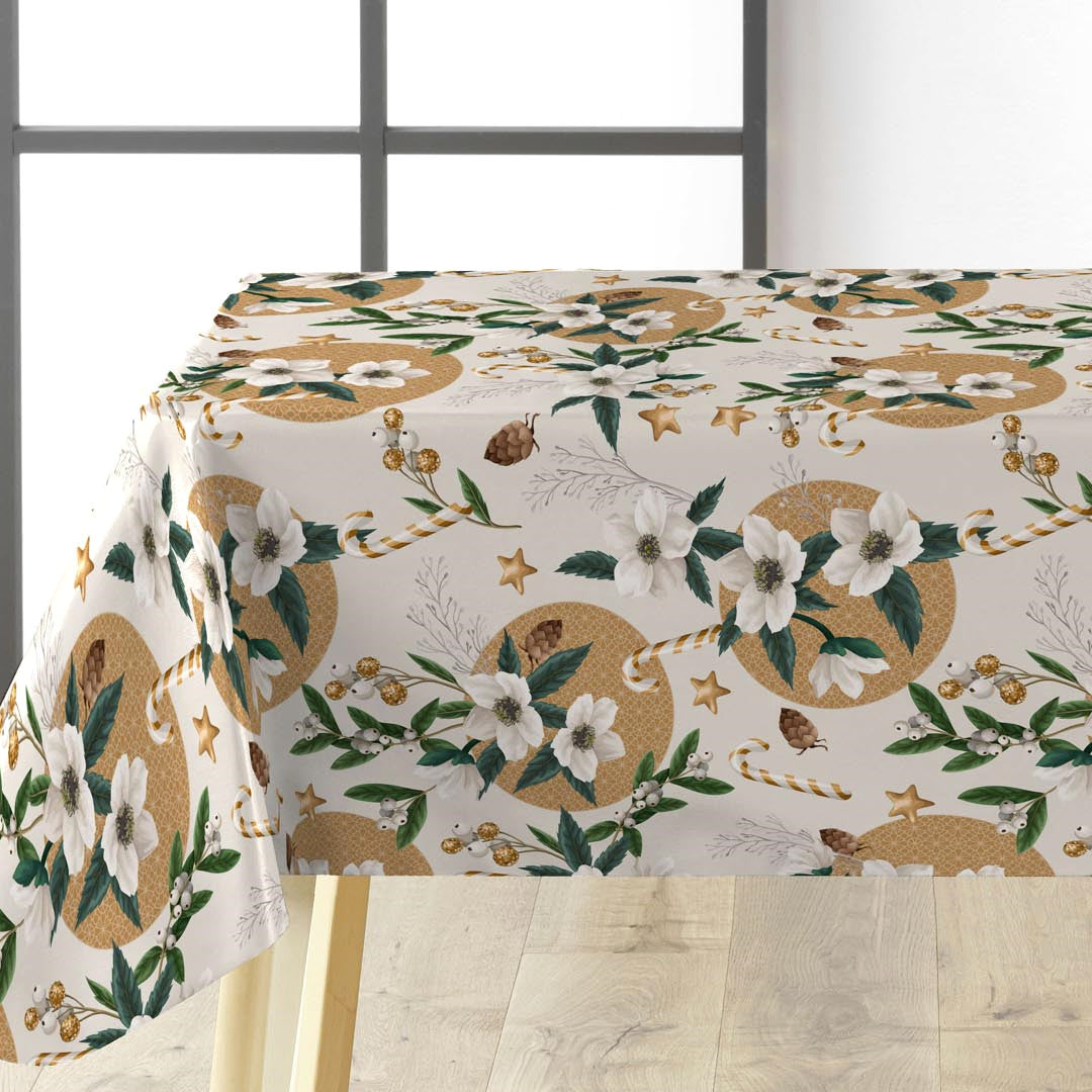 Råvit julvaxduk med julerosor, kottar och guldmönster på bord