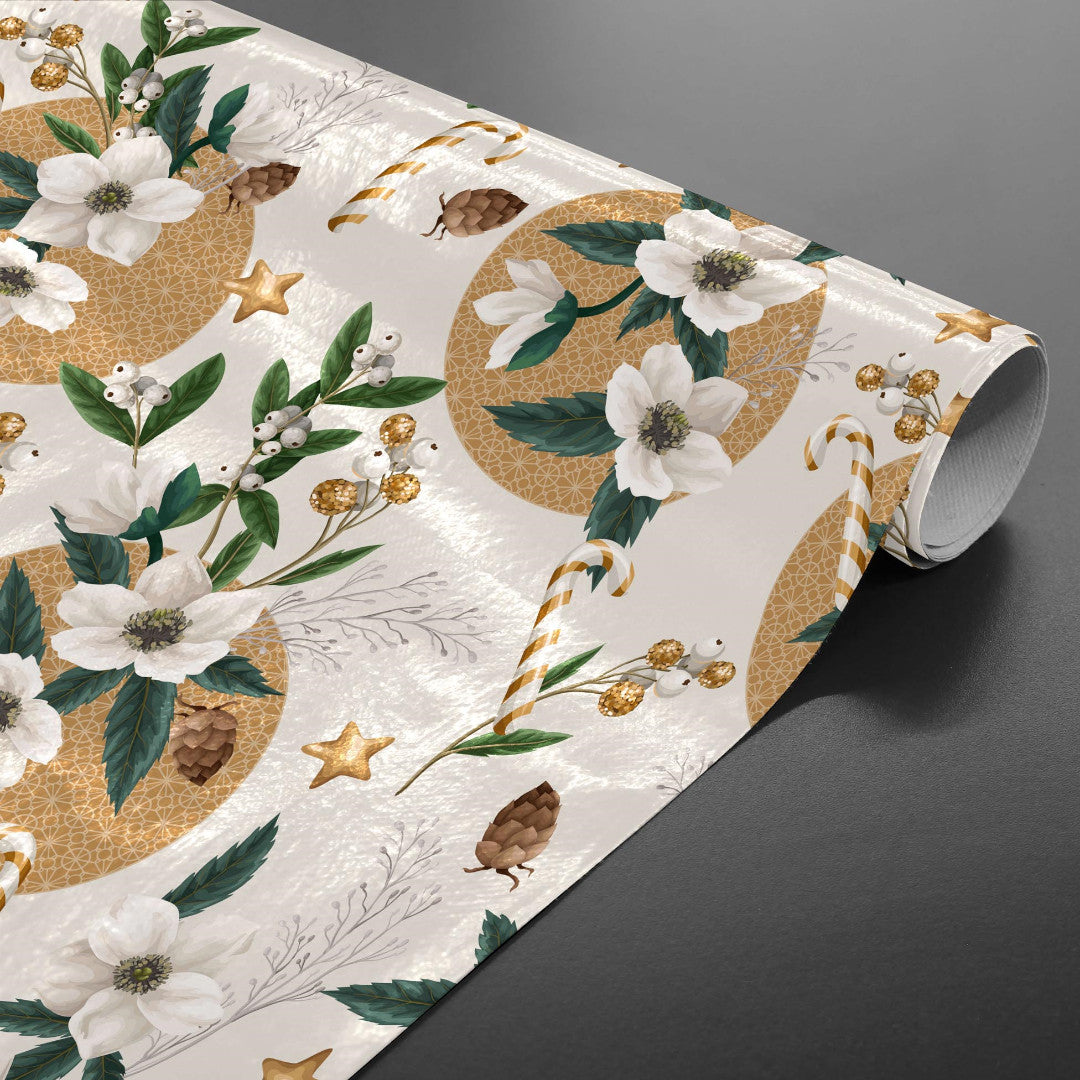 Rullad råvit julbordsduk med julrosor, snöbär och kottar