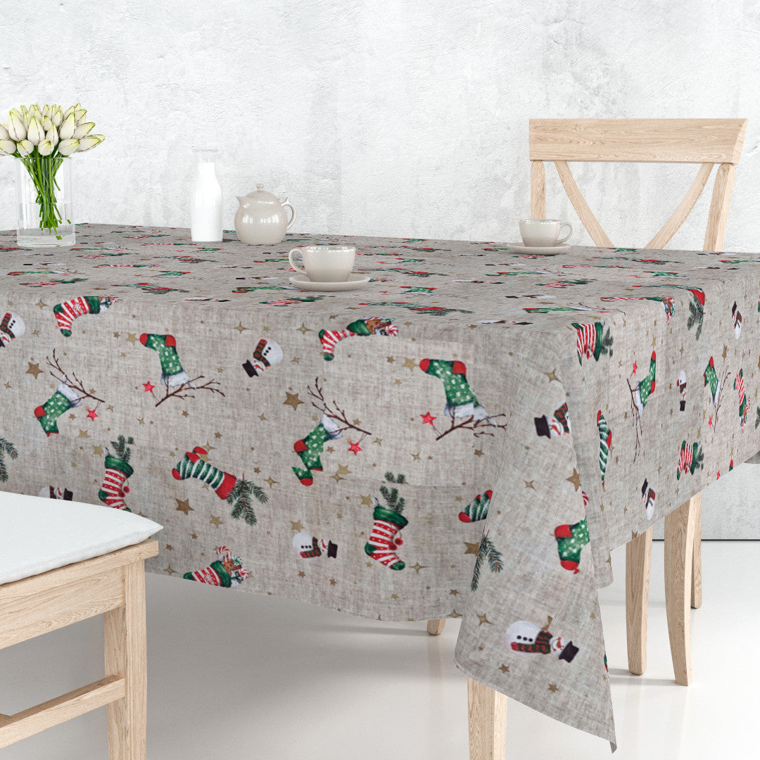 På bordet Julstrumpor och snögubbar - Julbordsduk i linne-look