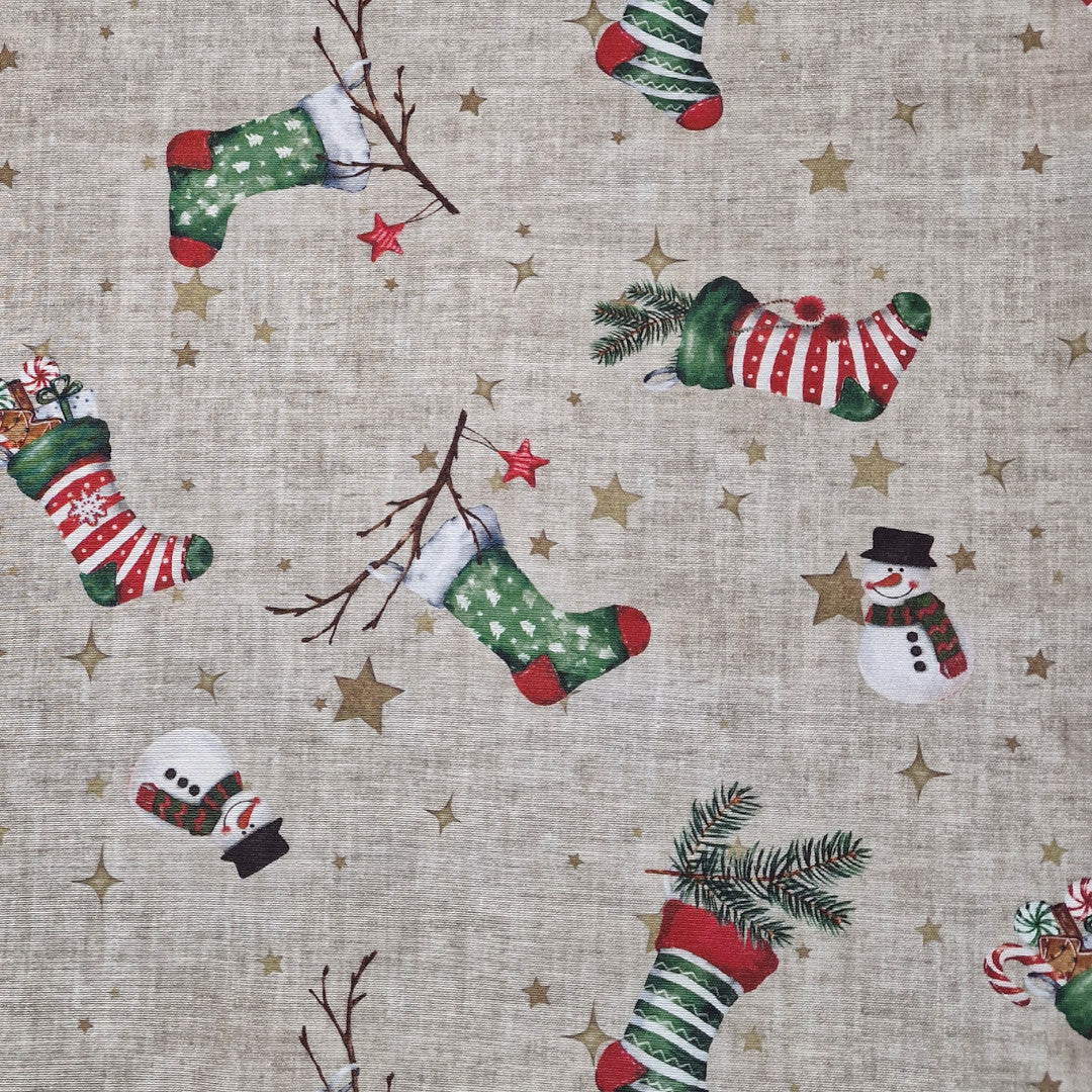 Närbild av Julstrumpor och snögubbar - Julbordsduk i linne-look och