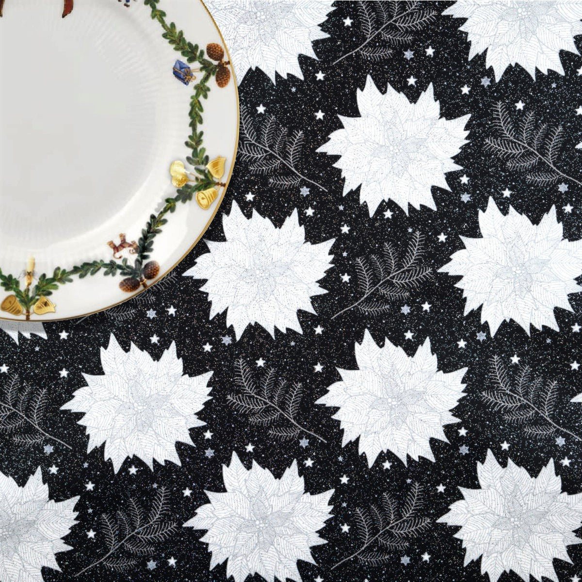 Julstjärna Svart - jultextilvaxduk med julstjärnor, gran och glitter
