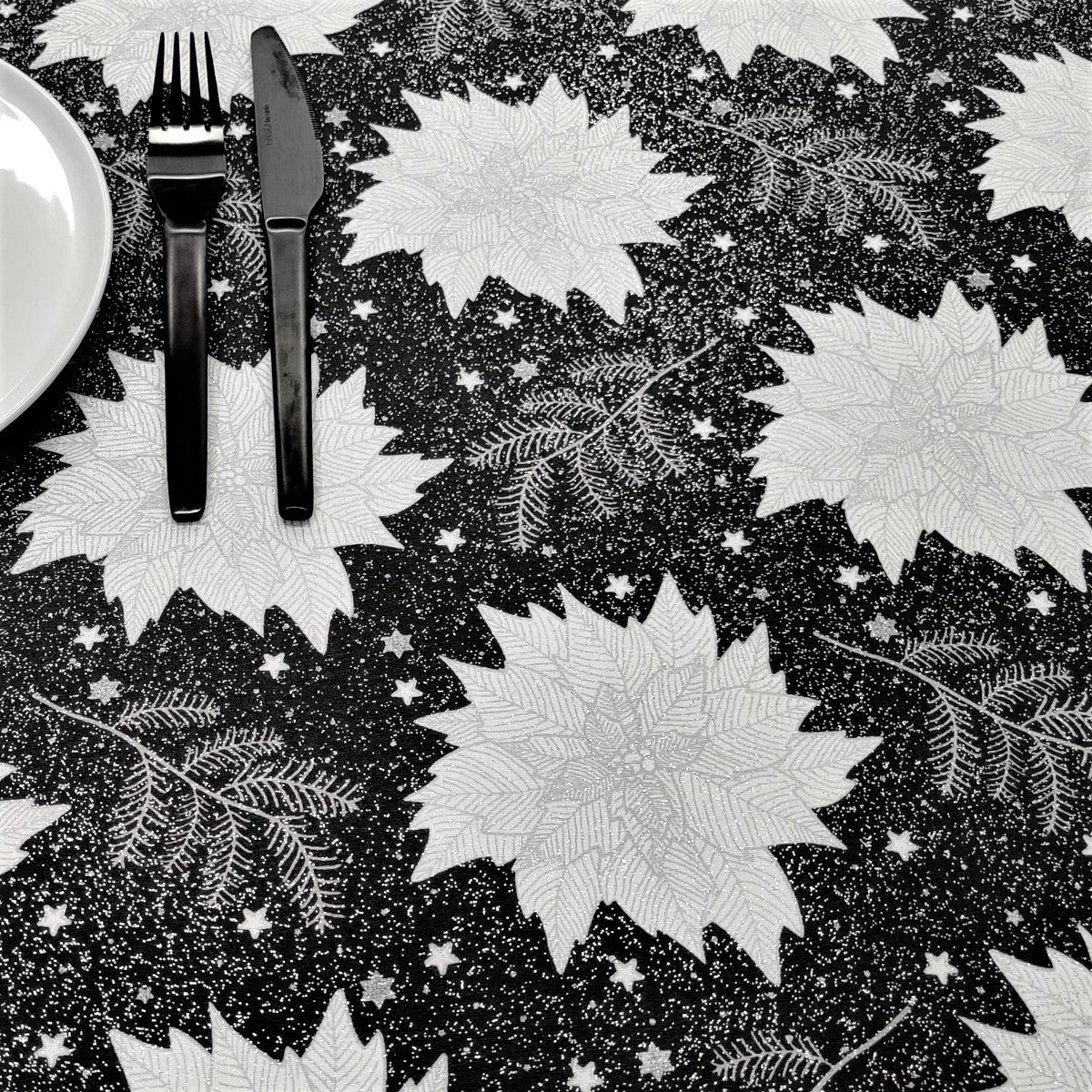 Julstjärna Svart - jultextilvaxduk med julstjärnor, gran och glitter, 155 cm bred