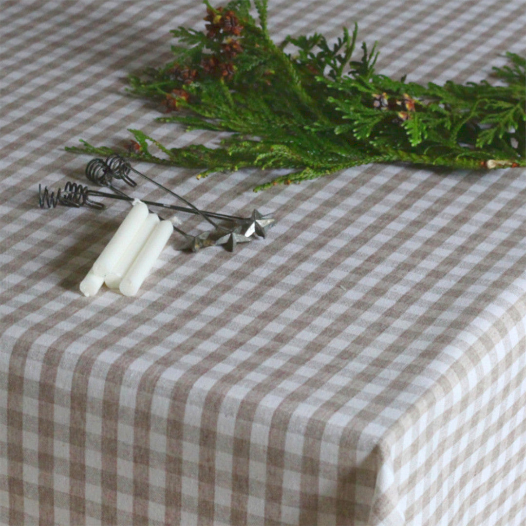 Textilvaxduk i linnelook med rutor i ljus beige