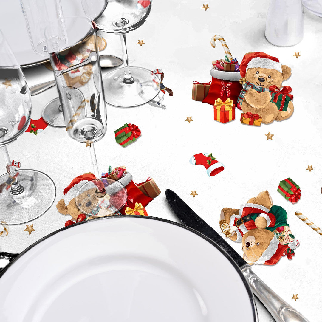 Julduk med nallar med tomtekläder, gunhästar, paket. Miljöbild