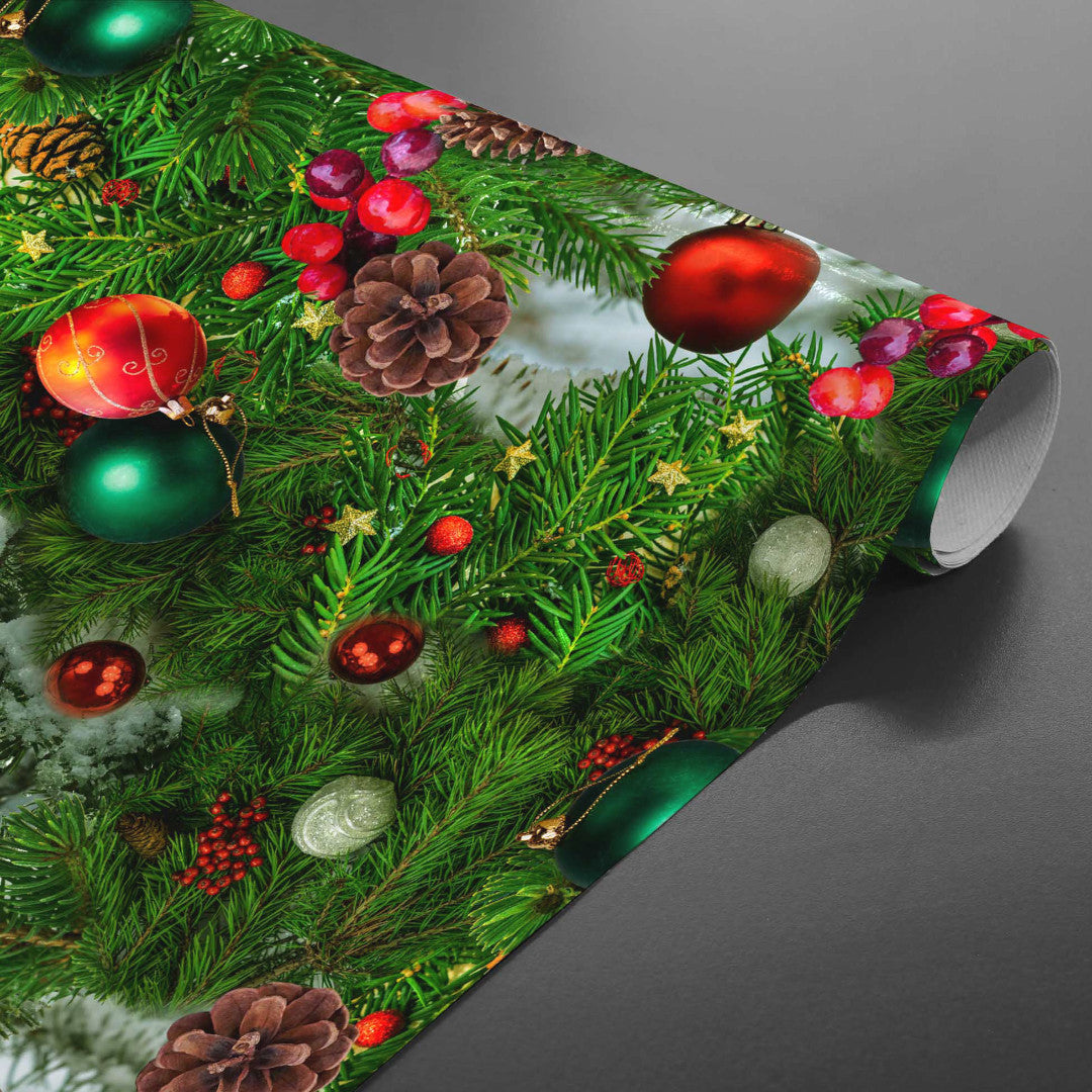 Massor av Jul - Vacker julduk med kottar, snö och stjärnor, på bordet