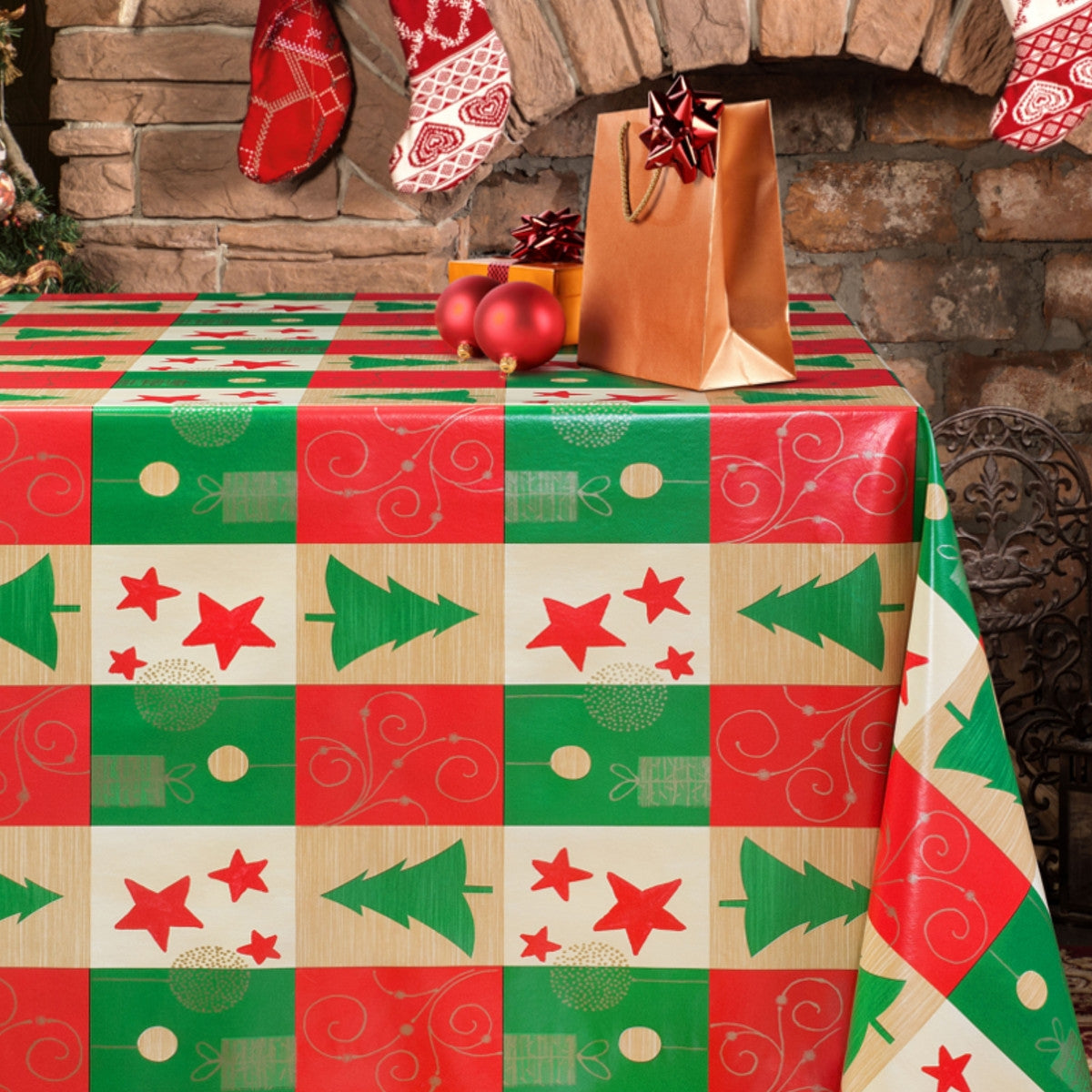 Julvaxduk - Rutig duk med julgranar. Närbild på bordet julgranar och stjärnor i rutorna