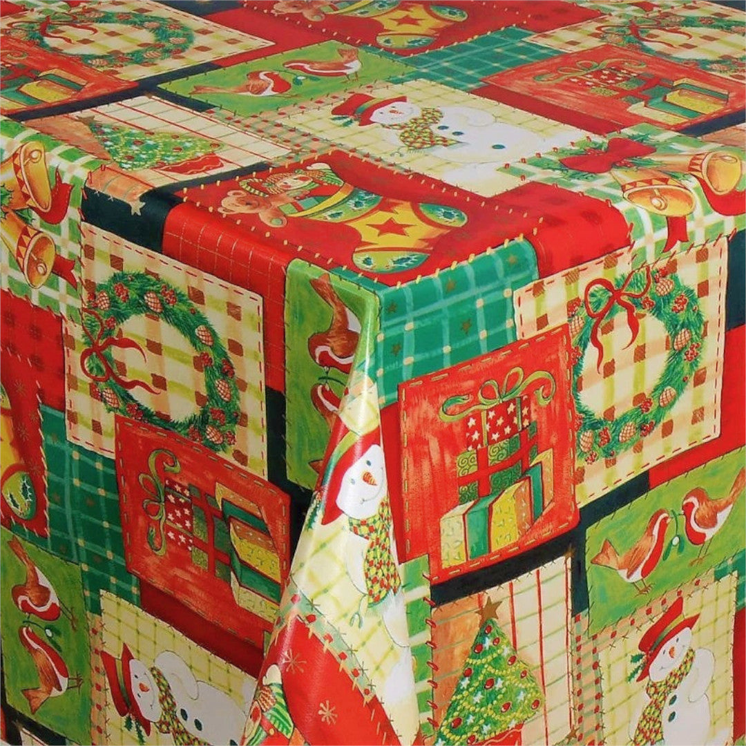 Julvaxduk med patchwork av julpynt i färg, hörnbild