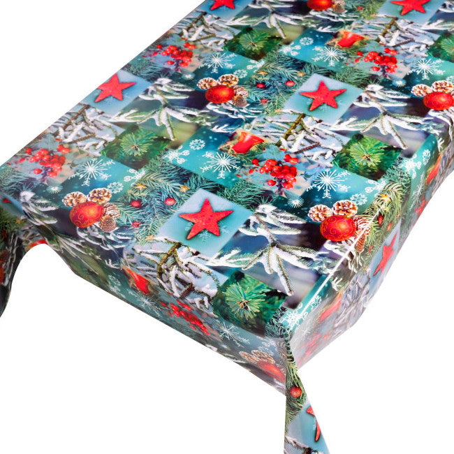 Vinterland Natur- Julvaxduk. På bordet Snöklädd gran, kulor, stjärnor, r¨da bär