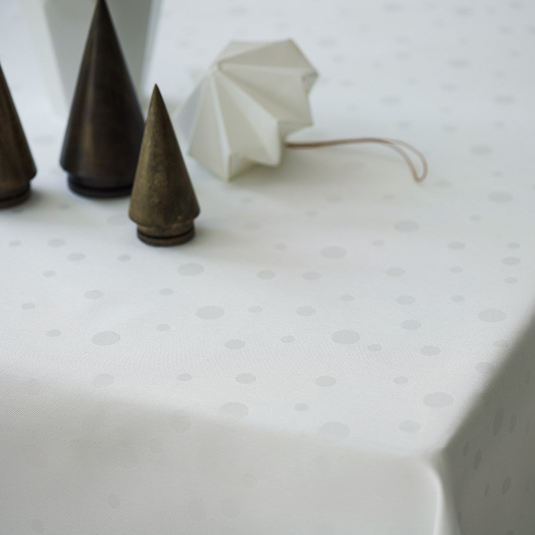 Juna Dot Vit Damastduk med Prickar - 140 x 220 cm