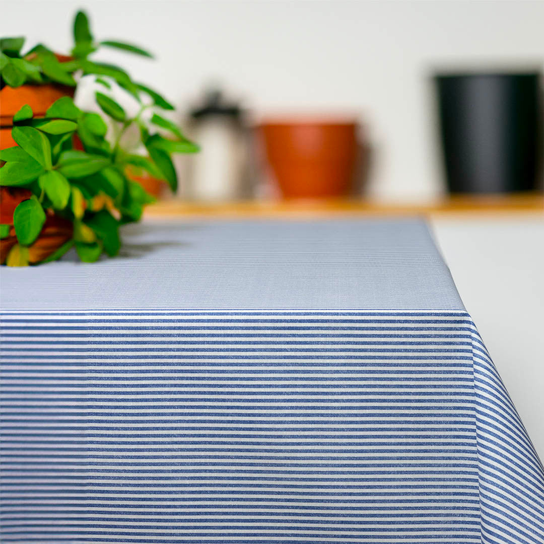 Juna Urban Line – textilvaxduk med blå ränder