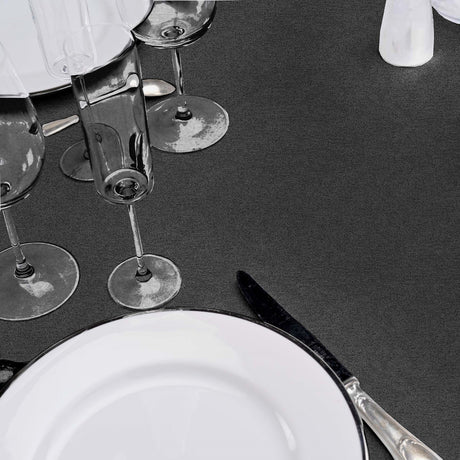 Bordet dukat med Kessy Metallic Charcoal Grey - Vaxduk i mörkgrått med en lätt metallisk effekt