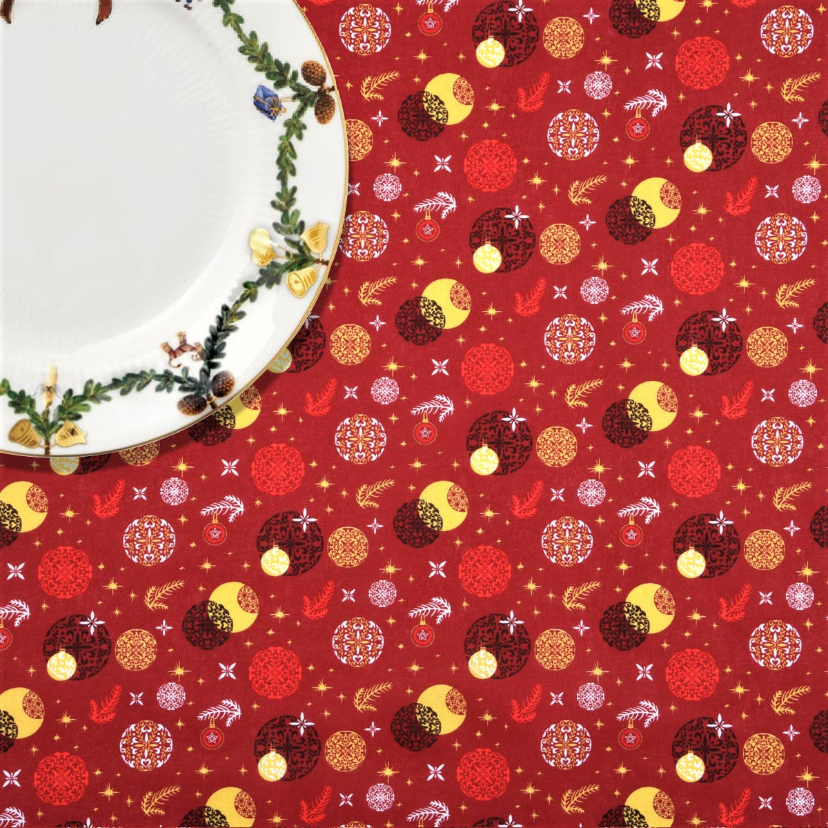 La Boule de Noel Rød - Jultextilvaxduk med julgranskulor och gran