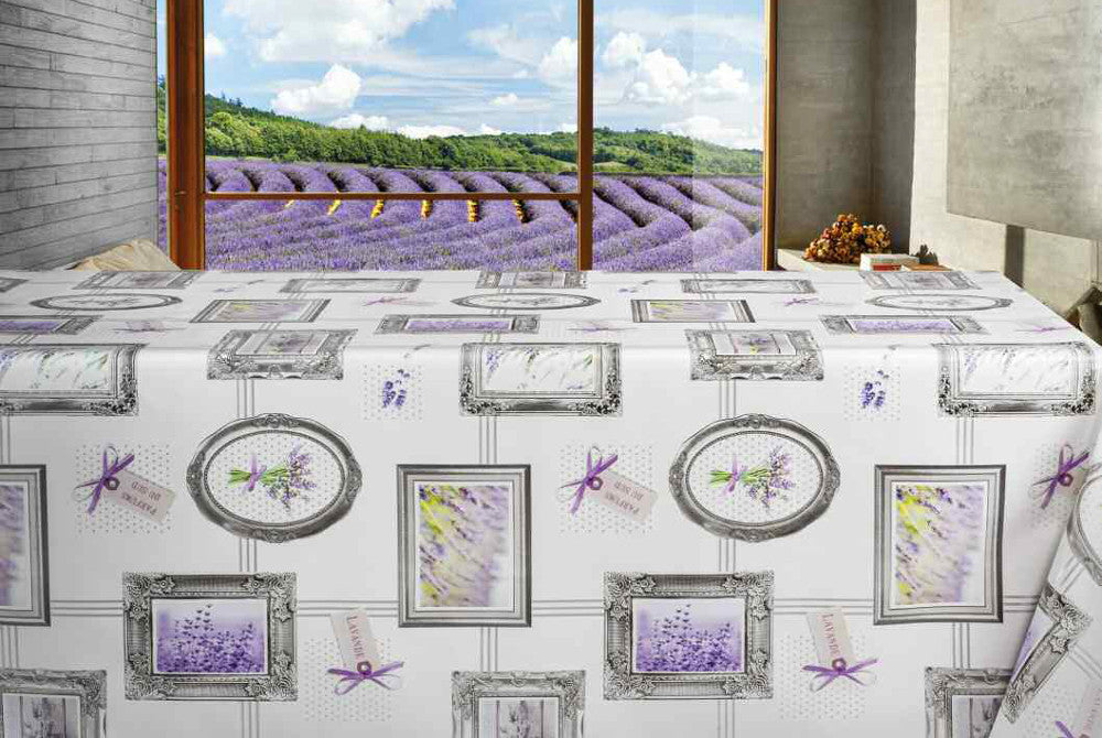 På bordet Lavendel Museet, vaxduk med lavendelmönster