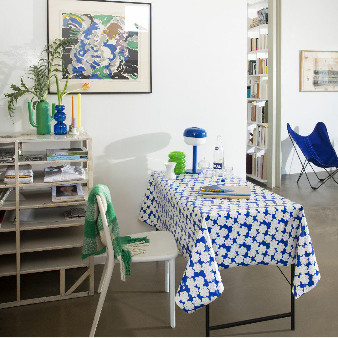 Miljöbild med Lola vaxduk - Lets Dance Heavenly Blue