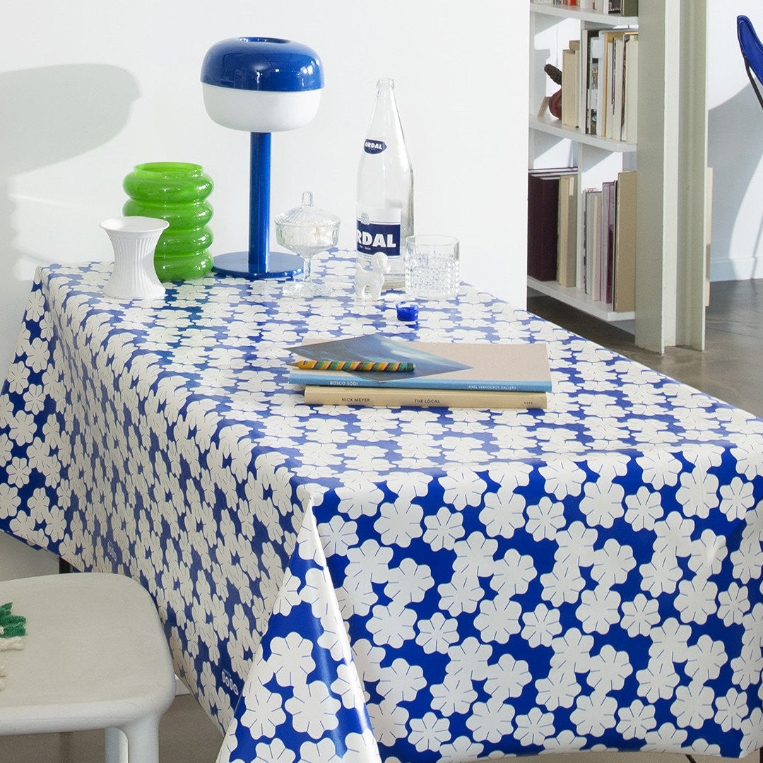 Lola vaxduk - Lets Dance Heavenly Blue på dukat bord