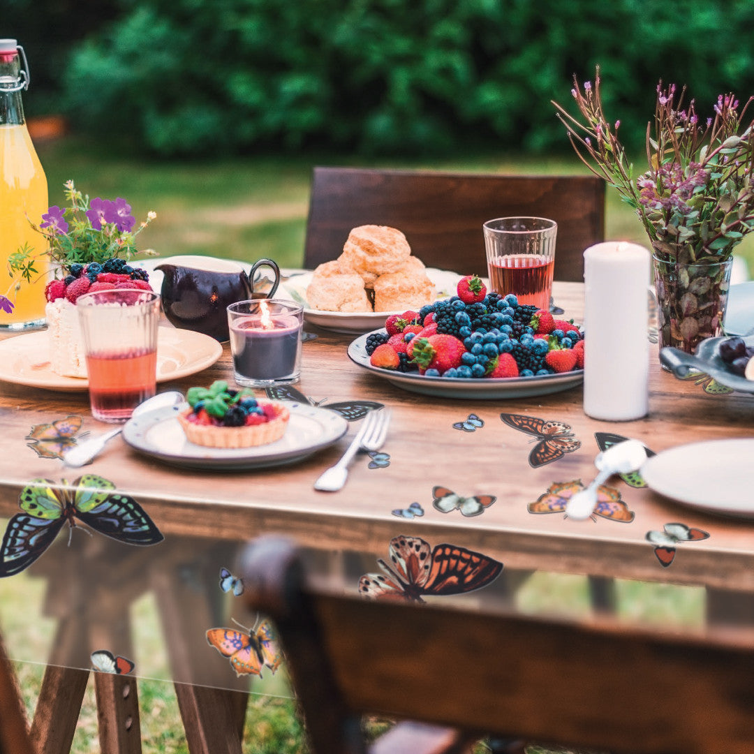 Närbild Lilith, transparent vaxduk, bordsduk i genomskinlig plast med färgglada fjärilar