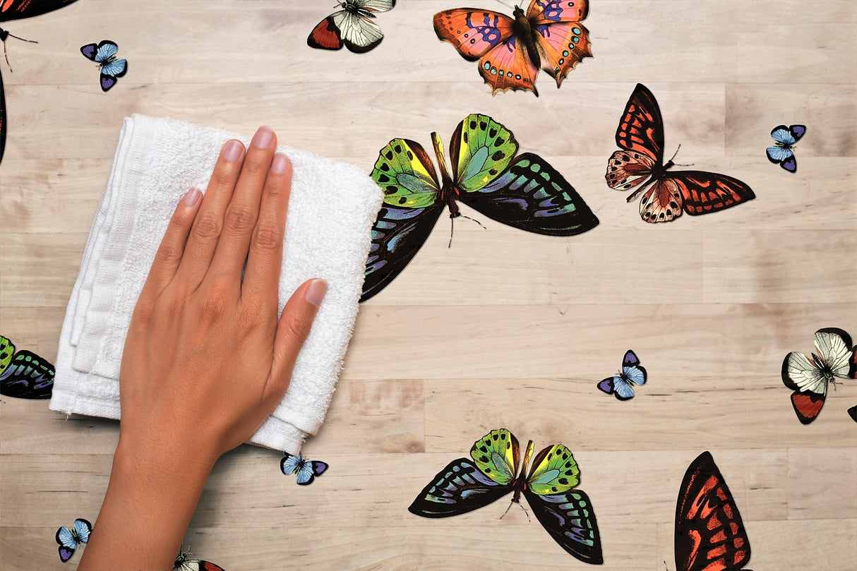 Lilith, transparent vaxduk, bordsduk i genomskinlig plast med färgglada fjärilar