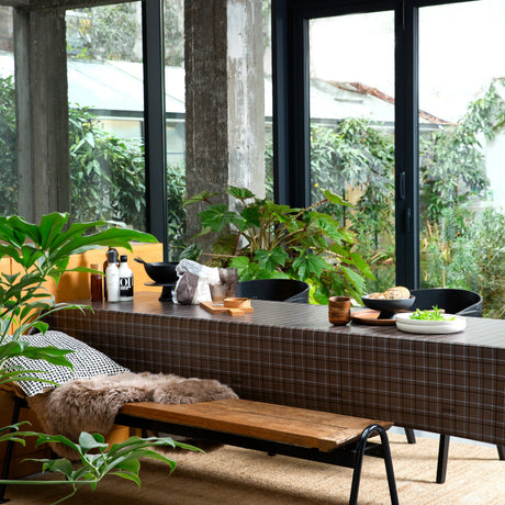 Check Pecan - Lola vaxduk med klassiskt rutigt design miljöbild