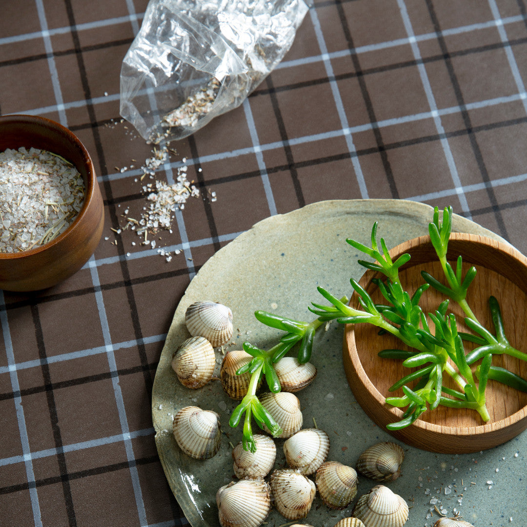 på bordet Check Pecan - Lola vaxduk med klassiskt rutigt design
