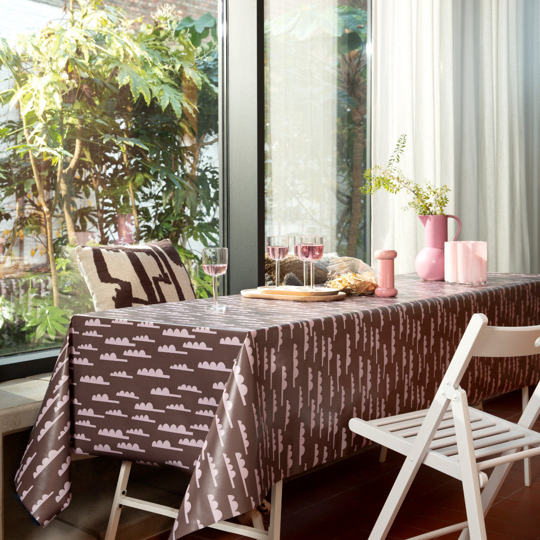 På bordet Lola vaxduk med abstrakta träd