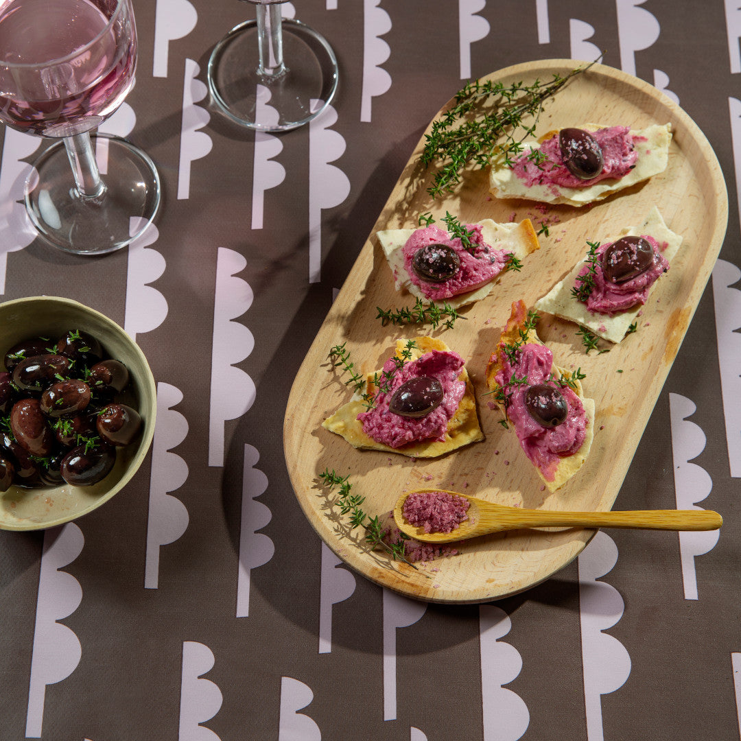 På dukat bord Lola vaxduk med abstrakta träd
